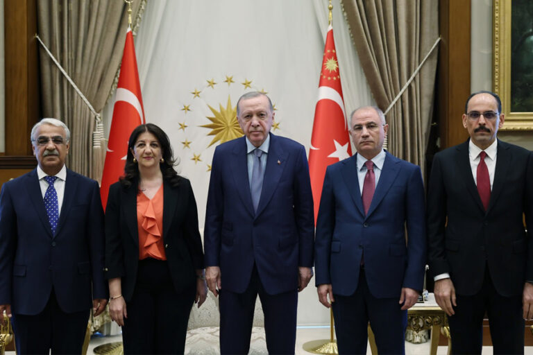 Erdoğan dün görüşmüştü; İmralı Heyeti ile Adalet Bakanı görüşmesi ertelendi