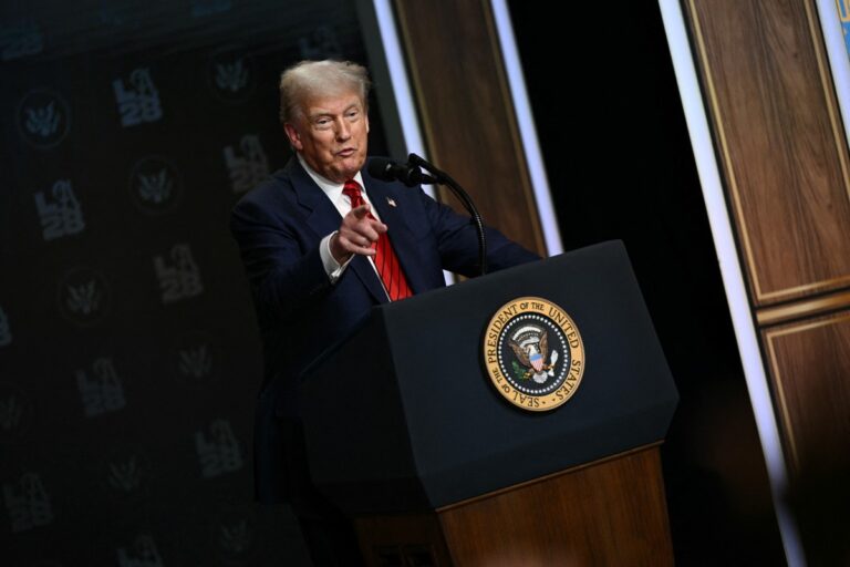 Trump, muhalif medyayı lisanslarını iptal etmekle tehdit etti
