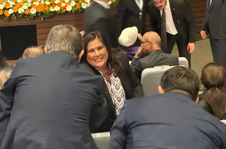 CHP’den istifa eden Özlem Çerçioğlu, AKP Genel Merkezi’nde