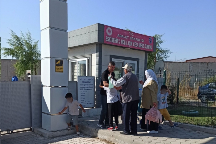 Babasına kavuştu, annesini bekliyor: Down sendromlu Elif’in yürek burkan sevinci