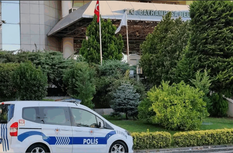 Bayrampaşa Belediyesi’ne ‘yolsuzluk ve rüşvet’ operasyonu; 12 gözaltı