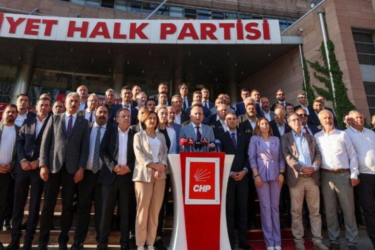 Özgür Özel, CHP’nin 81 il başkanını İstanbul’a çağırdı