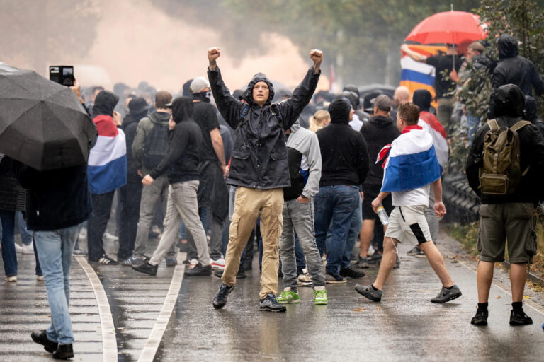 Lahey’de sığınma politikası protestosu şiddete dönüştü