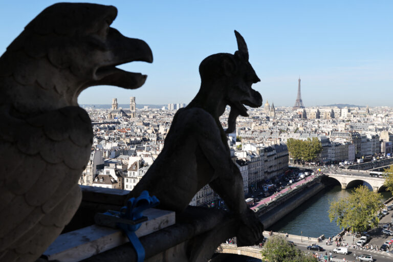 Paris Notre-Dame Katedrali’nin kuleleri yeniden ziyarete açıldı
