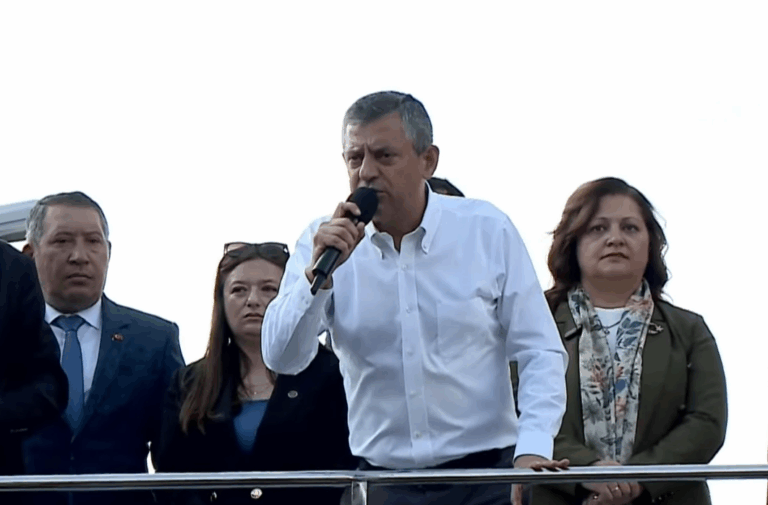 Özgür Özel’den Erdoğan’a: “Kaybettiği meşruiyeti Amerika’da arıyor!”