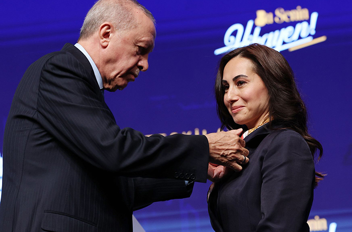 Rozetini bizzat Erdoğan taktı; Özlem Vural Gürzel resmen AKP’de
