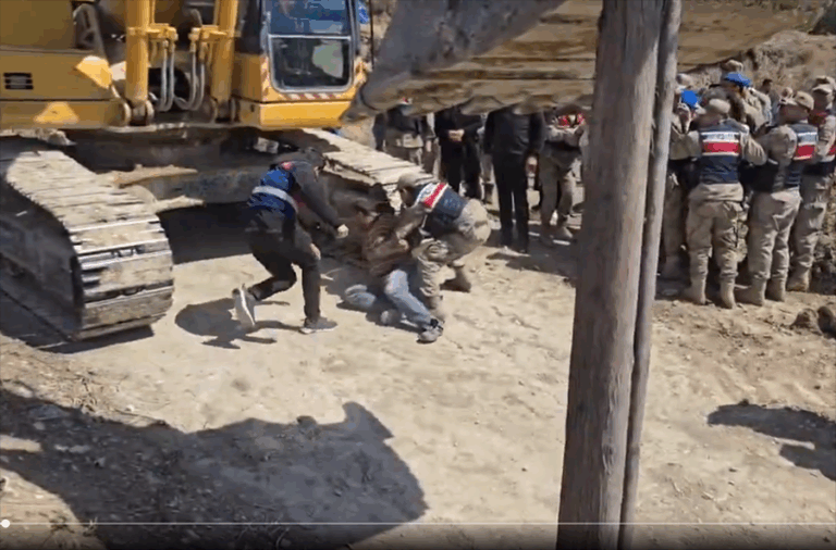 TOKİ inşaatı için el konulmuştu; vatandaşlar tapulu mandalina bahçeleri için direniyor