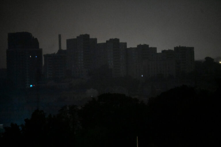 Rus saldırılarının ardından Ukrayna’nın birçok yerinde elektrik kesintisi