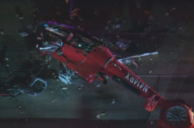 California’da helikopter otoyola düştü