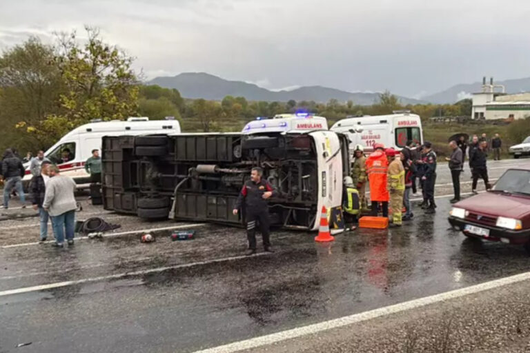 Bartın’da işçi servis midibüsü devrildi: 1 ölü, 19 yaralı