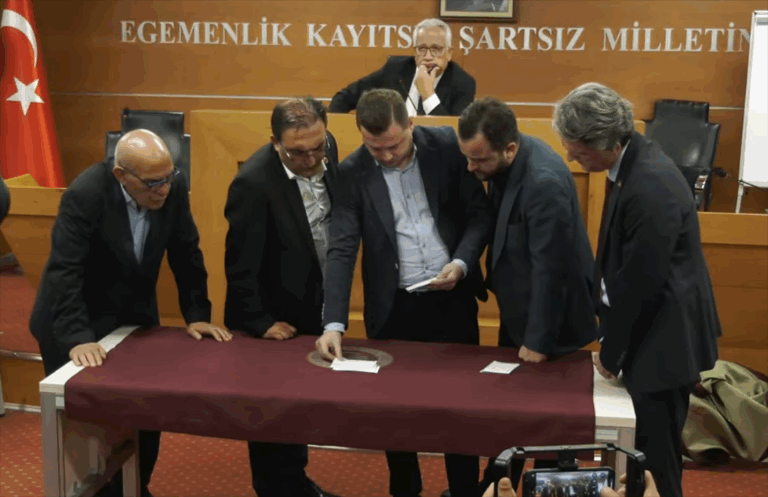 Başkanı tutuklanmıştı; Bayrampaşa Belediyesi AKP’ye geçti