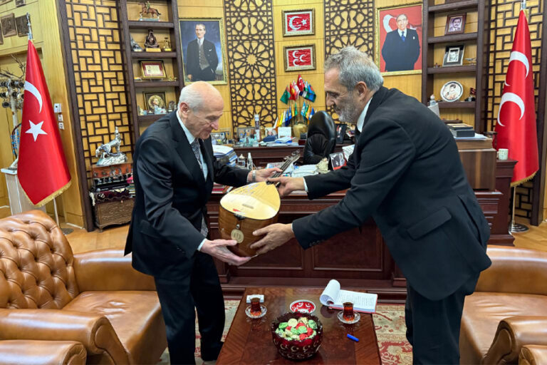 Yavuz Bingöl, Bahçeli’ye bağlama hediye etti