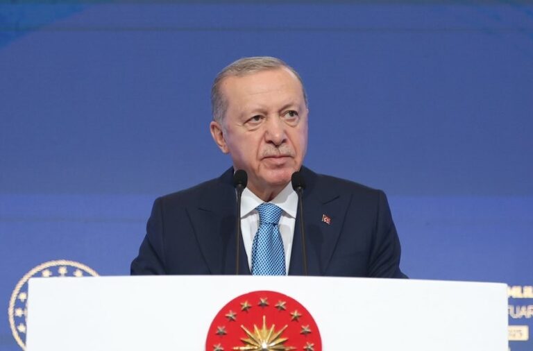 Erdoğan’dan Özgür Özel’e: “Tek yapabildiği yolsuzluk ve rüşvet skandallarına canlı kalkan olmak”