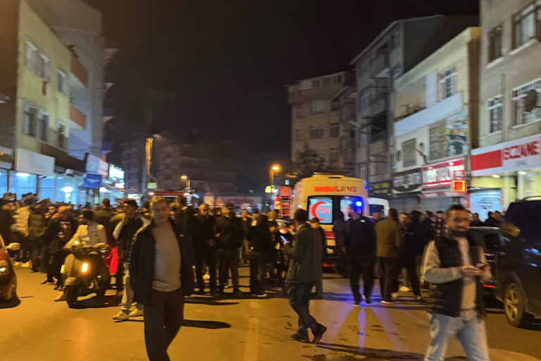 Gebze’de binadan çatırdama sesi geldi, vatandaşlar panikle dışarı kaçtı