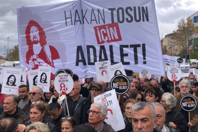 Sokak ortasında dövülerek katledilmişti: Gazeteci Hakan Tosun son yolculuğuna uğurlandı