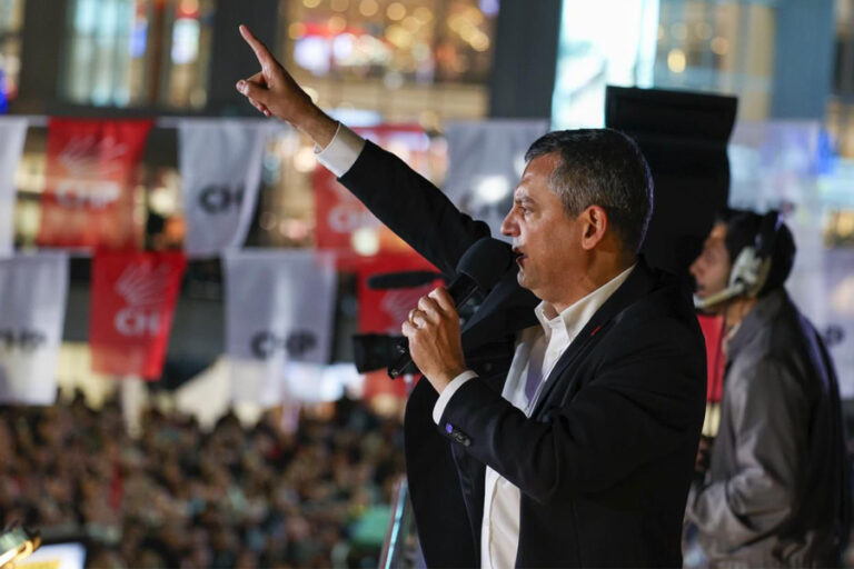 CHP’den Şişli’de büyük miting: ”Erdoğan, Trump’a sarılarak iktidarda kalamazsın”