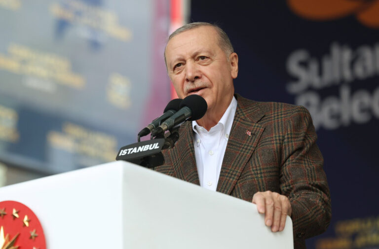 Erdoğan: “CHP’nin başındaki zat soygunculara sahip çıkıyor”