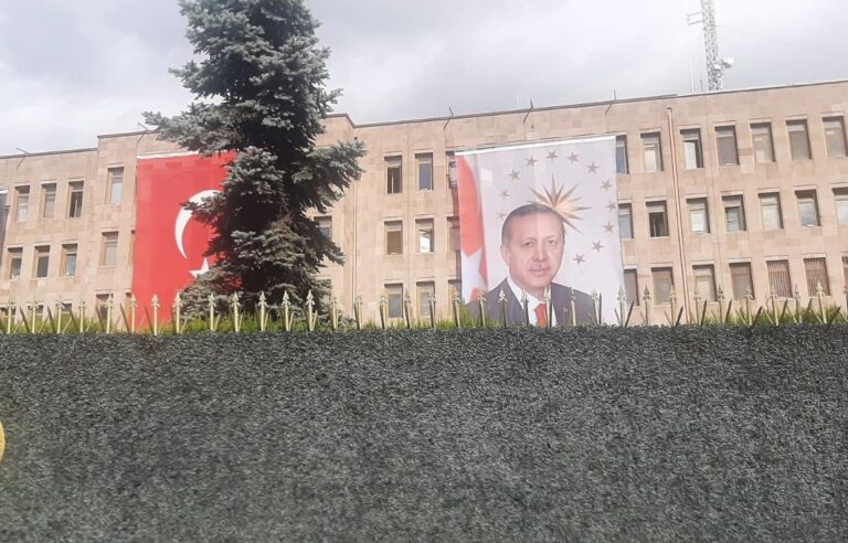 Bir ilk; 29 Ekim için TSK binasında ‘Erdoğan’ın posteri asıldı