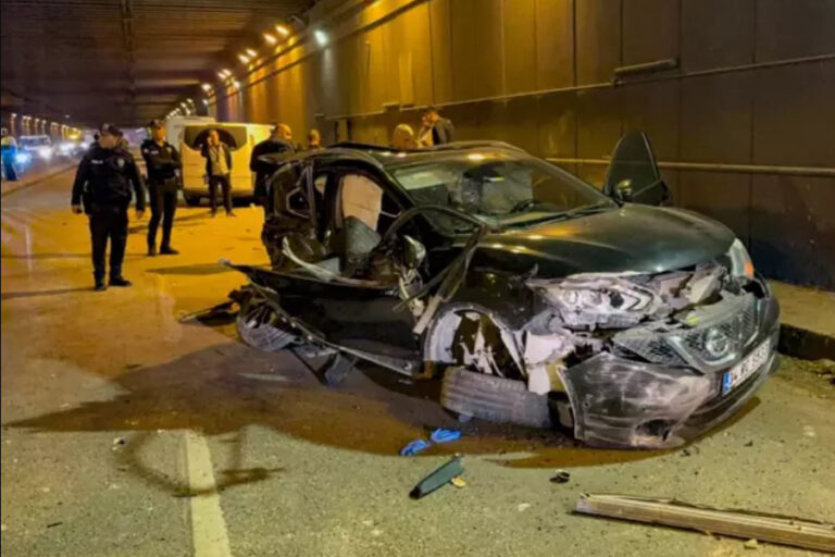 Adana’da karşı şeride geçen cip, kamyonetle kafa kafaya çarpıştı: 2 ölü, 1 yaralı