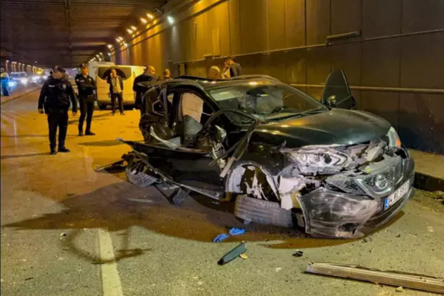 Adana'da karşı şeride geçen cip, kamyonetle kafa kafaya çarpıştı