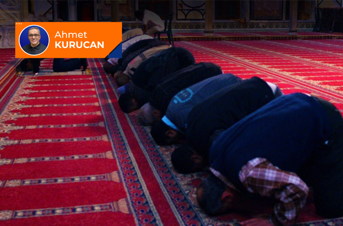 Cemaatle namaza suçüstü!