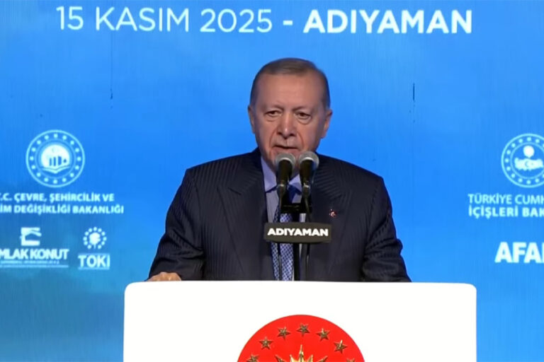 Erdoğan, Özgür Özel’i hedef aldı: ”Yalan makinesi mi, ana muhalefetin genel başkanı mı ayırabilene aşk olsun”