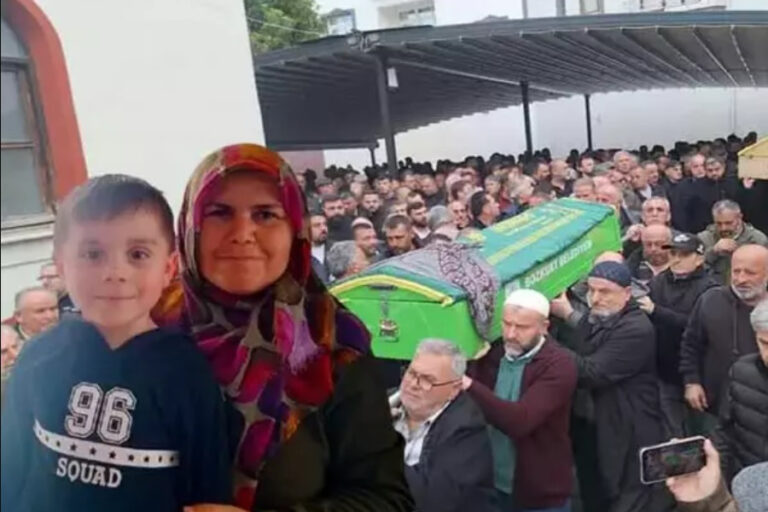 Kastamonu’da cansız bedenleri bulunan anne ve oğlu toprağa verildi