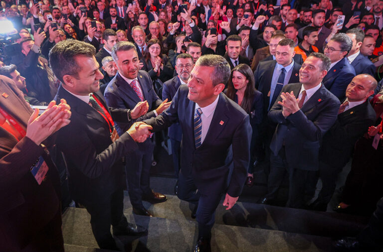 Özgür Özel’in anahtar listesi belli oldu: 32 yeni isim eklendi, 12 kişi kesik yedi!