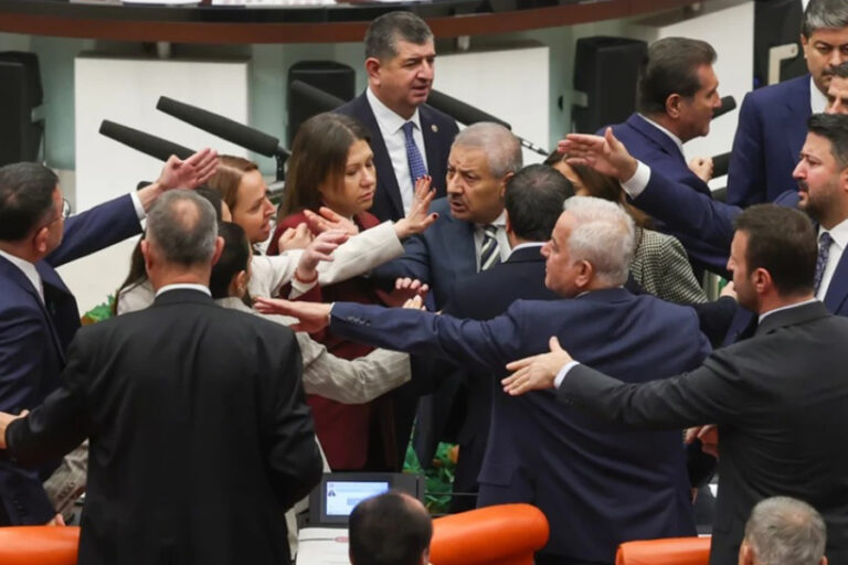 Meclis’te laf atma gerginliği: AKP ve CHP’li vekiller kavga etti