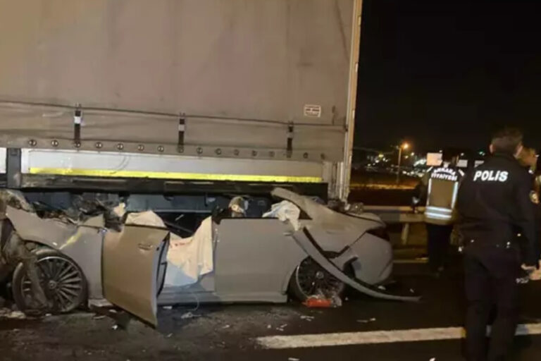 Ankara’da feci kaza! Otomobil, TIR’ın altına girdi: 2 ölü, 1 yaralı
