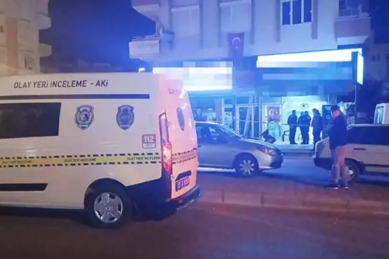 Antalya’da tekel bayiinde cinayet: Tartıştığı 2 kişiyi tabancayla öldürdü