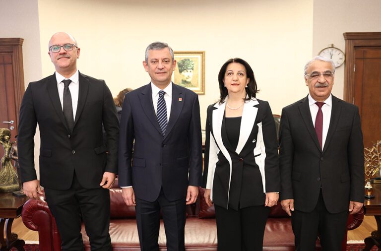 Özgür Özel’den tribün tepkisi: “Leyla Zana’ya yönelik küfürler kabul edilemez”