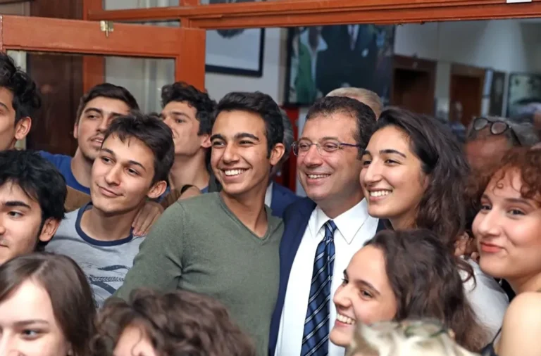 Ekrem İmamoğlu, gençleri mücadeleye çağırdı: “Torpili ve kayırmacılığı tarihe gömeceğiz”