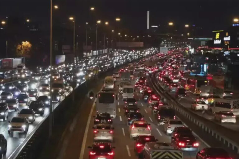 İstanbul’da trafik durma noktasına geldi: Derbi öncesi trafik yoğunluğu yüzde 90