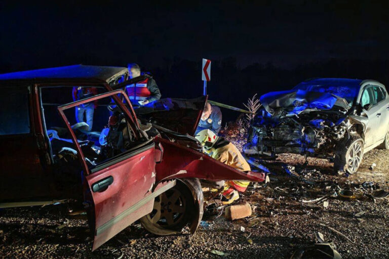 Manisa’da iki otomobil çarpıştı: 3 ölü, 1 yaralı