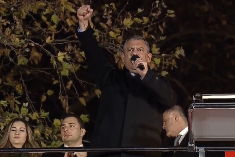 Özgür Özel’den işçi ve emekçilere çağrı: ”Meydanlara çıkın, evde oturarak bu hükümet değiştirilmez”