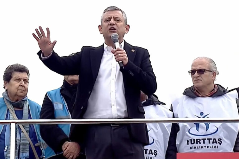 Özel, emeklilerin ‘bütçe hakkı’ mitinginde konuştu: ”Tek adam kaybedecek, yurttaş bütçe hakkını söke söke alacak”