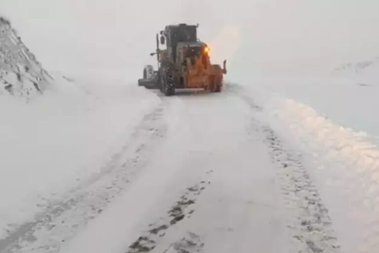 Siirt’te kar yağışı nedeniyle 15 köy yolu ulaşıma kapandı