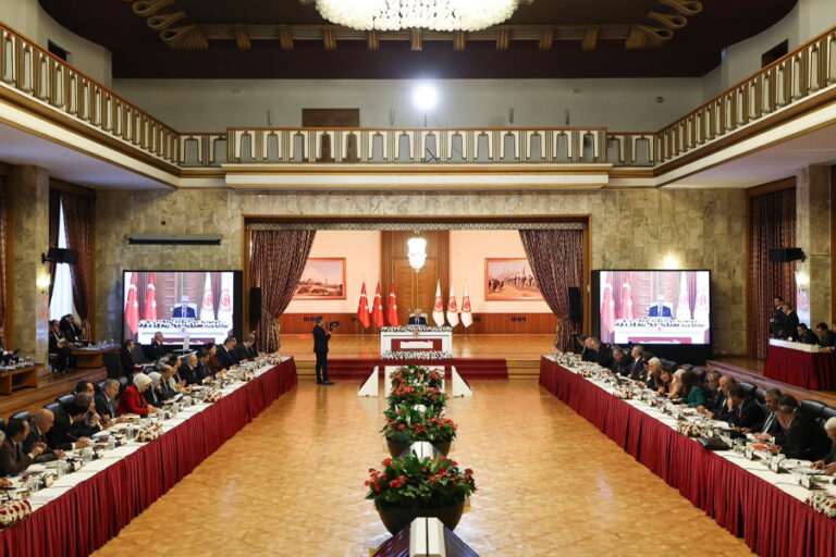 Komisyonda AKP ve CHP’liler arasında ‘özet tutanak’ gerginliği: ”Öğrenmek istiyorsanız imralı’ya gelseydiniz”