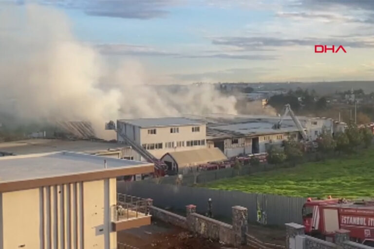 Tuzla’da kauçuk fabrikası yandı