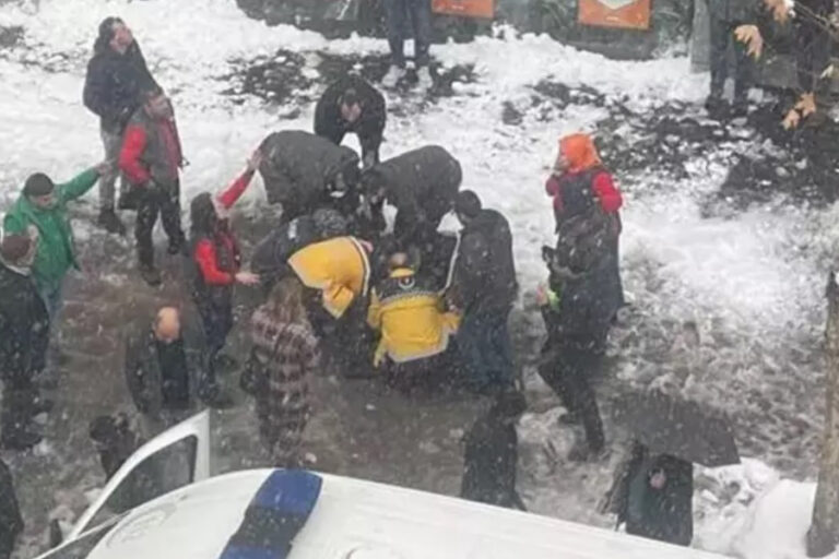 Çatıdan üzerine kar kütlesi düşen kadın öldü
