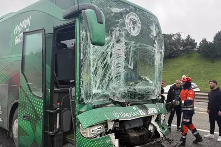 Konyaspor futbol takımını taşıyan otobüs kaza yaptı: 3 yaralı