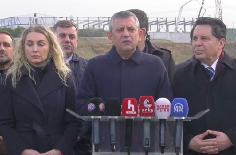 Özgür Özel’den sert tepki: “Salça parası yüzünden Esenyurt Belediyesi’ne salça oldu namussuzlar!”