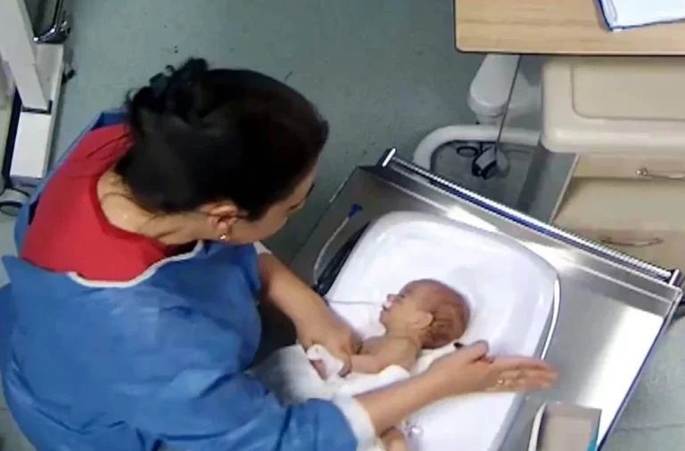 5 günlük bebeği darp ederek engelli kalmasına neden olan hemşire tutuklandı