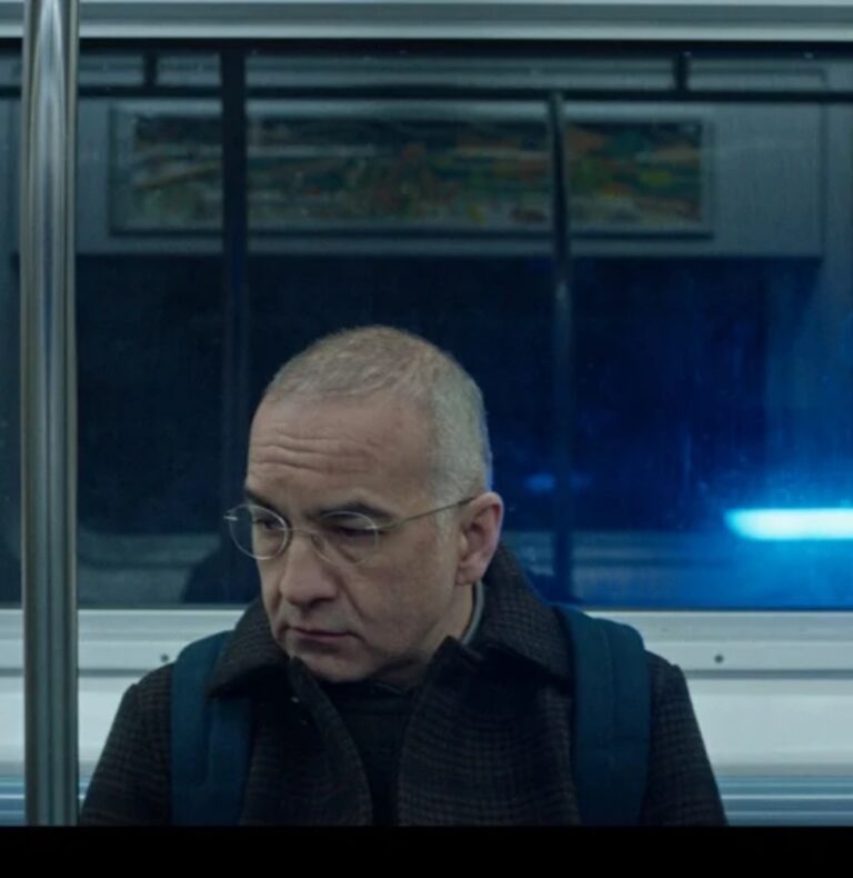 New York’un gri sokaklarında bir sürgün yalnızlığı…