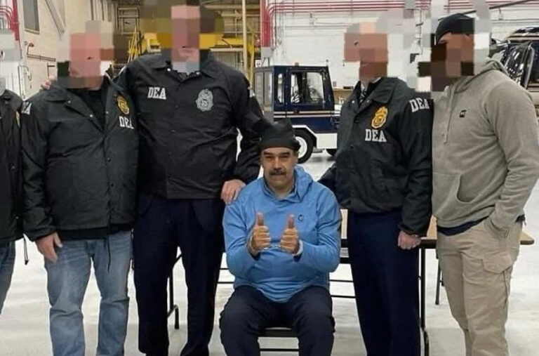 Nicolas Maduro’nun uçaktan indirildiği görüntüler ortaya çıktı; elleri kelepçeli