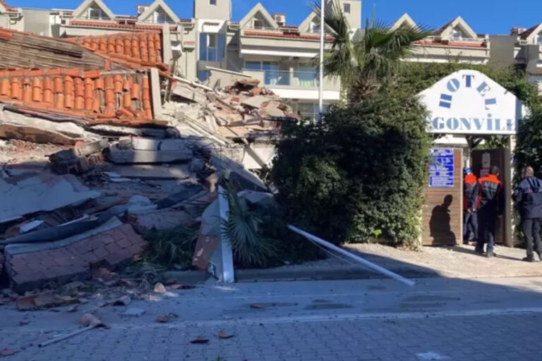 Marmaris’te 5 katlı apart otel çöktü