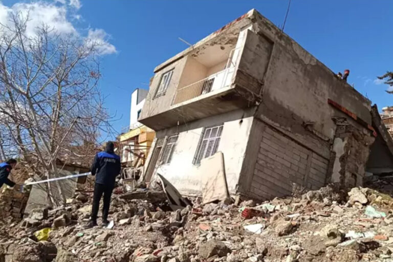 Adıyaman’da 2 katlı bina çöktü