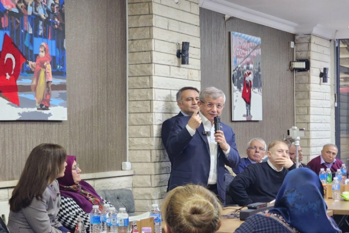 Ahmet Davutoğlu, KHK’lılarla iftarda buluştu