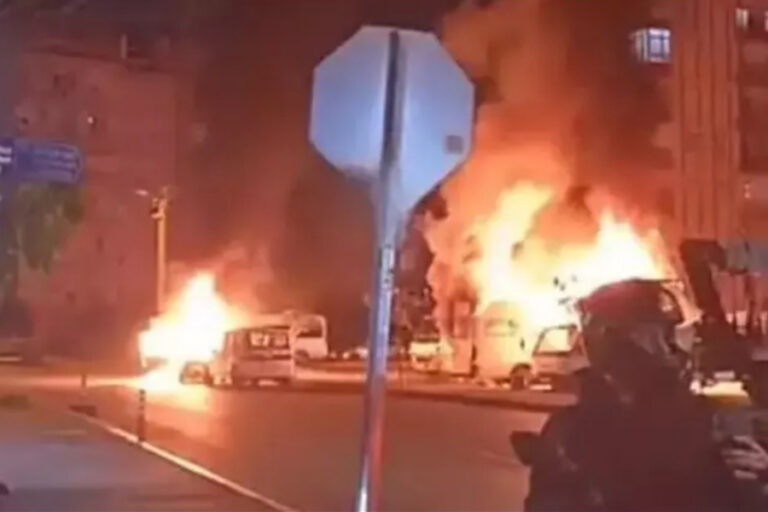 Tartıştığı kız arkadaşı ile annesinin araçlarını kundakladı